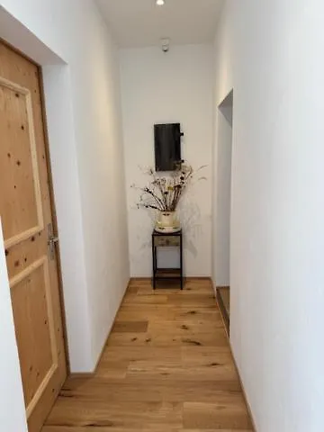 Ustreia Orta B&B Lohn